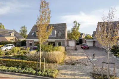 Twéé-onder-een-kapwoning – Deinum, Spoorstrjitte 17 – kavel bij Vastgoedveiling.nl, Deinum