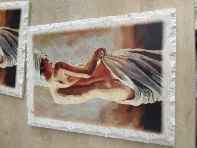 Muur decoratie op een steen afgedrukte plaatje van vrouw – kavel bij GSD Auctions, Zoeterwoude