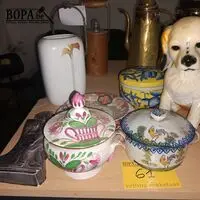 Decoratie in keramiek. 10 stuks – kavel bij BOPA Auctions, Ieper