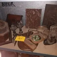 Houten decoratie en lederen tas – kavel bij BOPA Auctions, Ieper