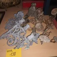 Metalen onderdelen van kandelaars – kavel bij BOPA Auctions, Ieper