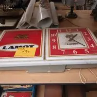 Lichtreclame met klok Lamot – kavel bij BOPA Auctions, Ieper