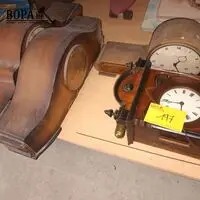 Wandklok en schouwklokken. 4 stuks – kavel bij BOPA Auctions, Ieper