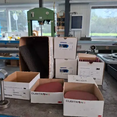 Assortiment schuurbenodigdheden – kavel bij Onlineveilingmeester, Aalsmeer