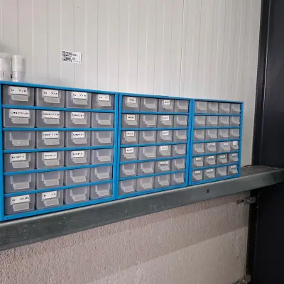Assortiment Engels en metrisch snijplaat toebehoren – kavel bij Onlineveilingmeester, Aalsmeer