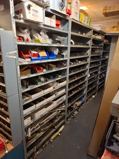 Partij installatiemateriaal in 4x magazijnkast – kavel bij Onlineveilingmeester, Hoogeveen