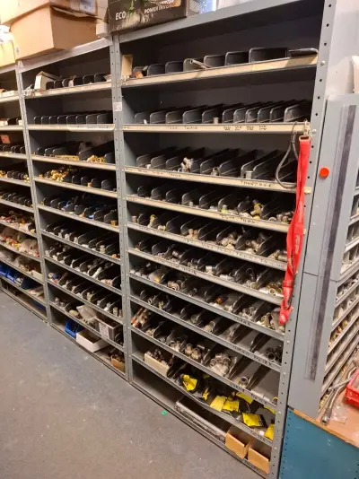 Partij installatiemateriaal in 2x magazijnkast – kavel bij Onlineveilingmeester, Hoogeveen