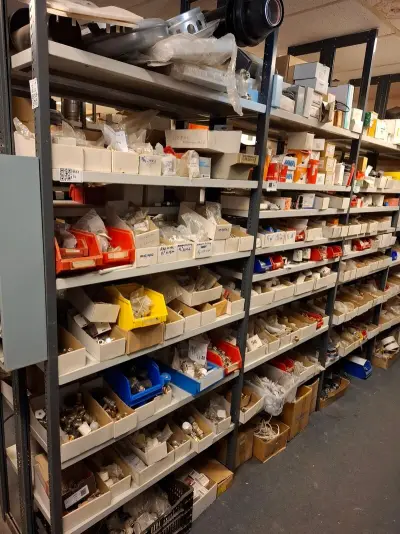 Partij installatiemateriaal in 2mtr stelling – kavel bij Onlineveilingmeester, Hoogeveen