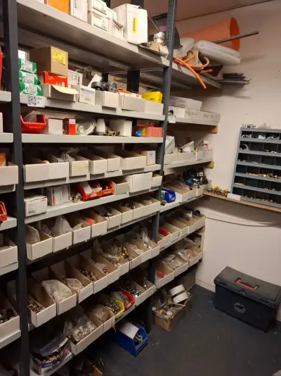 Partij installatiemateriaal in 2mtr stelling – kavel bij Onlineveilingmeester, Hoogeveen