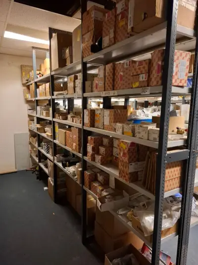 Partij installatiemateriaal in 2mtr stelling vnl AWB – kavel bij Onlineveilingmeester, Hoogeveen