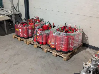 Partij draagbare brandblussers, (schuim- en/of poederblussers) – kavel bij Onlineveilingmeester, Heerenveen