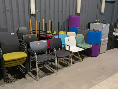 Partij diverse stoelen- en zitmeubels – kavel bij Onlineveilingmeester, Heerenveen