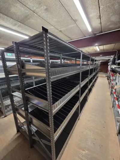27 meter magazijnstellingen met metalen legborden en inzetbakken – kavel bij Onlineveilingmeester, Hoogeveen