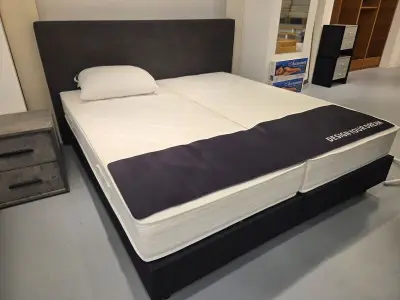 2x Maatwerk hardbox 20 cm (90x200 cm) met twee matrassen, hoofdbord 180 cm in leerlook – kavel bij Onlineveilingmeester, Hoogeveen