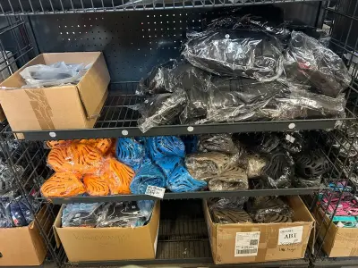 3x Inhoud stellingvak w.o. accessoires voor honden W.o. Sharon – kavel bij Onlineveilingmeester, Hoogeveen