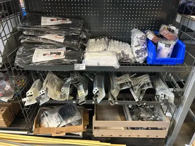 3x Inhoud stellingvak w.o. installatiematerialen W.o. Lionelo – kavel bij Onlineveilingmeester, Hoogeveen