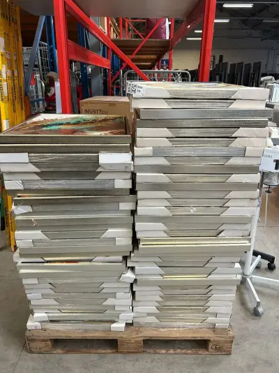63x Schilderijen in lijst, abstracte en figuratieve afbeeldingen – kavel bij Onlineveilingmeester, Hoogeveen