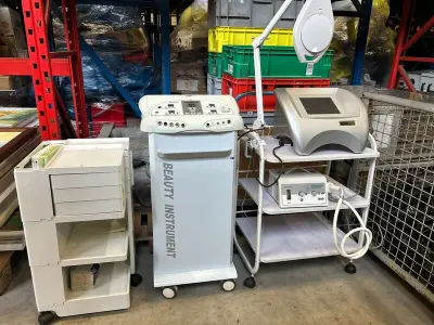 Partij professionele schoonheidsapparatuur met behandelwagens – kavel bij Onlineveilingmeester, Hoogeveen