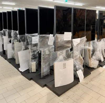 Samsung OM46N 46 inch professioneel scherm inclusief vloerstatief – kavel bij Onlineveilingmeester, Hoogeveen