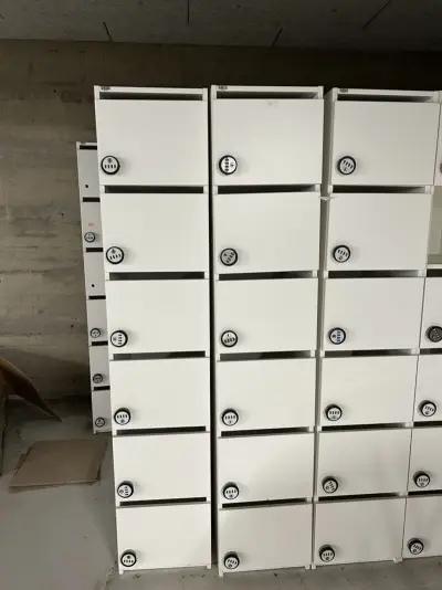 Lockerkasten met cijferslot en vergadertafels – kavel bij Domeinen Roerende Zaken, Zwolle