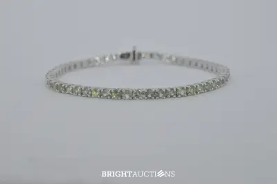 Witgouden tennisarmband met groene natuurlijke saffieren – kavel bij Bright Auctions