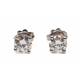Witgouden solitaire oorstekers, de één bezet met een briljant geslepen diamant van 0.90 ct., kleur D, zuiverheid VVS2, de andere bezet met een bril… – kavel bij Venduhuis De Eland