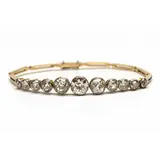 Art Deco bicolour gouden armband, de bovenzijde witgoud en bezet met 11 oud-briljant geslepen diamanten in gladom zetting, centraal een diamant van… – kavel bij Venduhuis De Eland