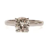 Witgouden solitairring, centraal bezet met een briljant geslepen diamant van 1.59 ct., kleur I, zuiverheid PI, gehalte 585/000, ringmaat 17.75, bru… – kavel bij Venduhuis De Eland