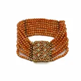 8-slags lichtroze bloedkoralen kralenarmband, voorzien van BWG-slot, eveneens bezet met lichtroze bloedkoraal en achtkant geslepen diamanten, diame… – kavel bij Venduhuis De Eland