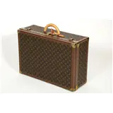 LOUIS VUITTON, koffer, model Alzer 60, uitgevoerd in Monogram Canvas, met messing beslag en leren handgreep, Frankrijk, jaren '90, serienummer 1061… – kavel bij Venduhuis De Eland
