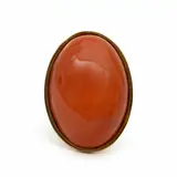 Geelgouden cocktailring, centraal bezet met een ovale cabochon geslepen bloedkoraal van 30 x 20 mm, gehalte 585/000, ringmaat 16.75, brutogewicht 1… – kavel bij Venduhuis De Eland