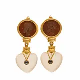 Geelgouden oorstekers/clips, elk bezet met een ronde carneool met een intaglio van een Romeinse heer, waaraan een hartvormige maansteen en een klei… – kavel bij Venduhuis De Eland