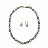 SCHOEFFEL, demi-parure bestaande uit een en-chute parelcollier van 41 zilvergrijze Tahiti-cultivéparels, verlopend van circa 8.5 mm - 12 mm, overwe… – kavel bij Venduhuis De Eland