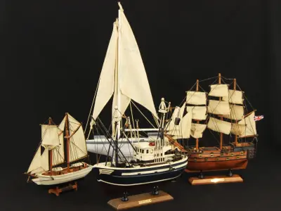 Collectie van 4 decoratieve scheepsmodellen – Trawler, Belle Poule, La Victoire en zeilboot – kavel bij De Kringwinkel, Antwerpen