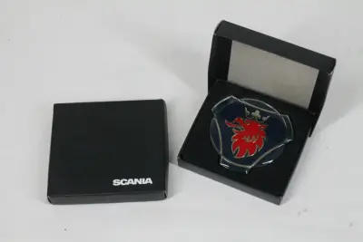 Scania-grille-emblemen – kavel bij De Kringwinkel, Brecht