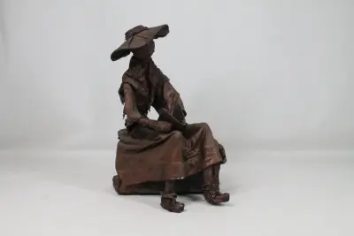 Textielsculptuur: zittende figuur – kavel bij De Kringwinkel, Brecht