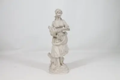 Klassiek beeld van jonge vrouw met korenaren – kavel bij De Kringwinkel, Brecht