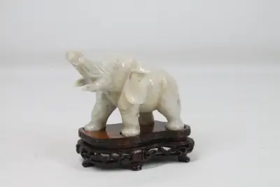 Chinees handgesneden jade olifantenbeeldje – kavel bij De Kringwinkel, Brecht