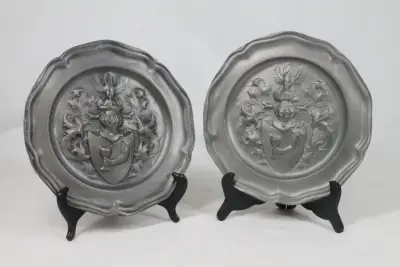 2 Decoratieve tinnen wandborden met wapenschild – kavel bij De Kringwinkel, Brecht