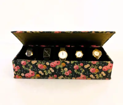 Verzameling van 5 quartz polshorloges met bloemen opbergdoos – kavel bij De Kringwinkel, Turnhout