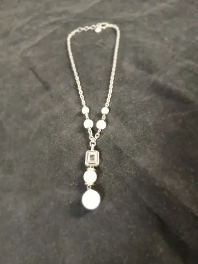 Zilveren ketting met parel en hanger – kavel bij De Kringwinkel, Turnhout