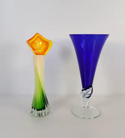Set van 2 handgemaakte kleurrijke glazen vazen – kavel bij De Kringwinkel, Turnhout