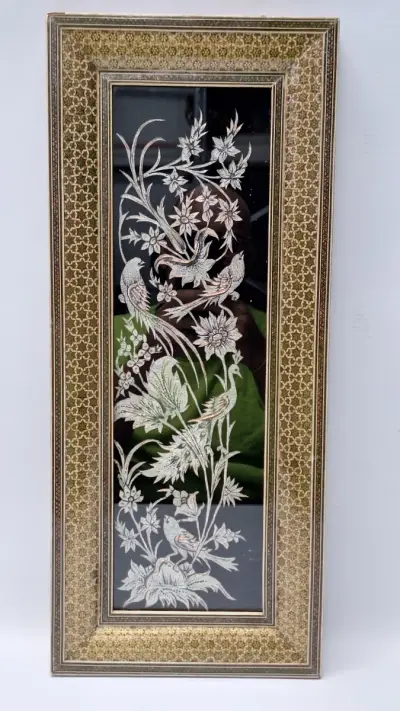 Perzisch metaalwerk met vogels en bloemen in Khatamkari-lijst – kavel bij De Kringwinkel, Gent