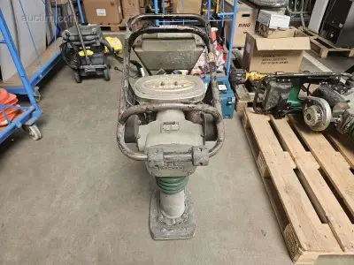 Benzine trilstamper WACKER BS52Y – kavel bij Auctim, Aartselaar