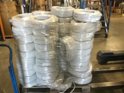 Pallet met flexibele elektriciteits slangen IPS, grijs – kavel bij Onlineveilingmeester, Zutphen