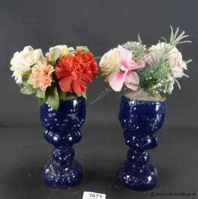 Paar aardewerk vazen met kunstbloemen – kavel bij ProVeiling, Wageningen