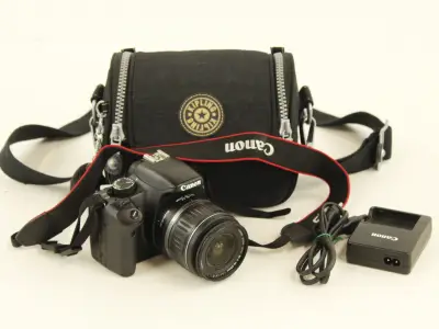 Canon EOS 450D digitale spiegelreflexcamera met lens, batterij oplader en kipling camera tas – kavel bij De Kringwinkel, Antwerpen