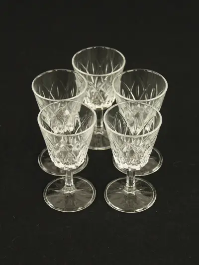 Set van 5 vintage kristallen likeurglazen met geslepen patroon – kavel bij De Kringwinkel, Antwerpen