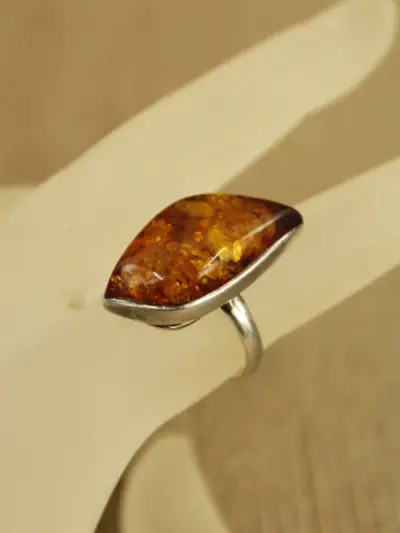 Sterling zilveren ring met barnsteen – kavel bij De Kringwinkel, Antwerpen