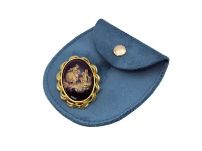 Limoges | Elegante Broche met Romantisch Decor – kavel bij XL Auctions